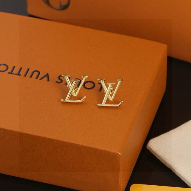 Lv Gold letter earrings Louis Vuitton personality brings a fashionable and inter
