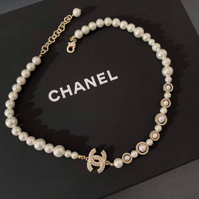 Zp Chanel crystal diamond pearl letter necklace is elegant and generous. The exq