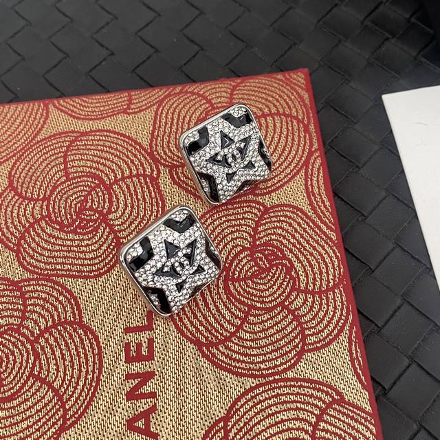 Chanel black and white square full diamond five-pointed star earrings Z 7000, th
