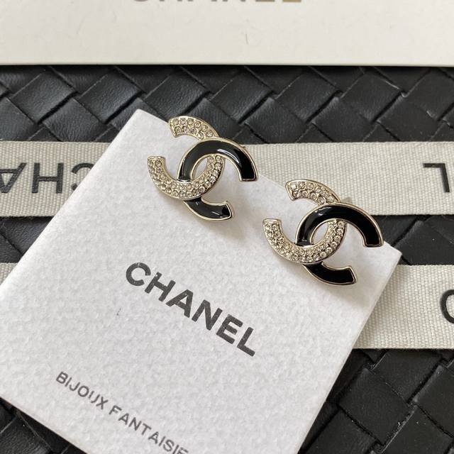 Chanel black and white letter crystal diamond double C earrings Z 4600, the late