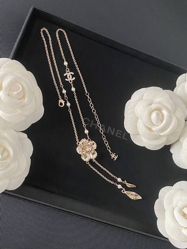 Chanel Xiaoxiang's latest camellia tassel pearl necklace original logo tag print