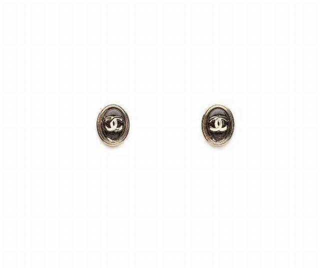 Chanel25 Handmade Oval Double C Earrings This season, the classic elements are u