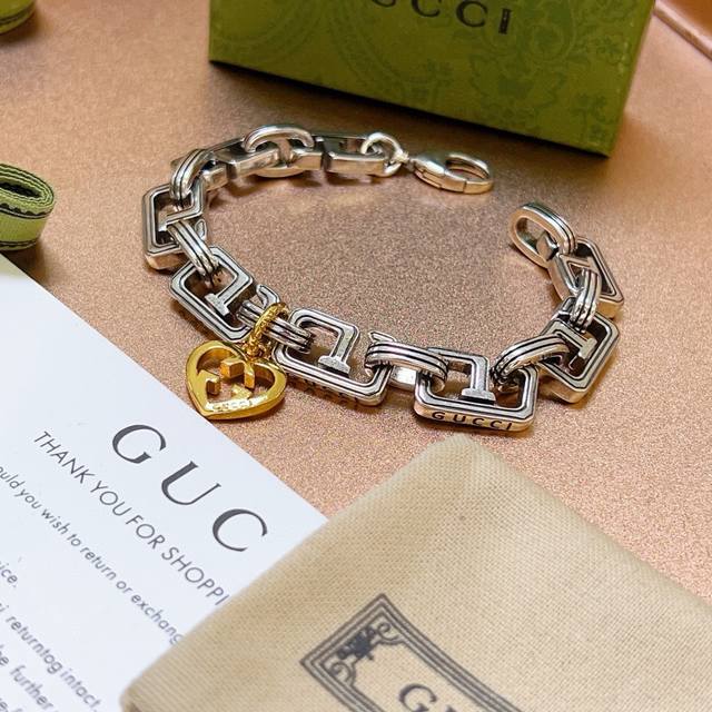 Gucci's new bracelet is out. The latest classic style of Gucci bracelet is exqui
