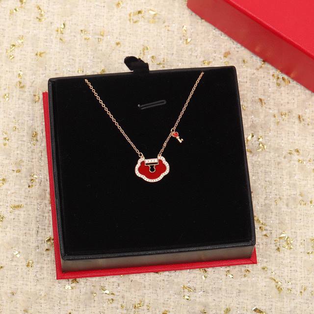 The same style as the popular Qeelin Kirin Valentine's Day red lock necklace is