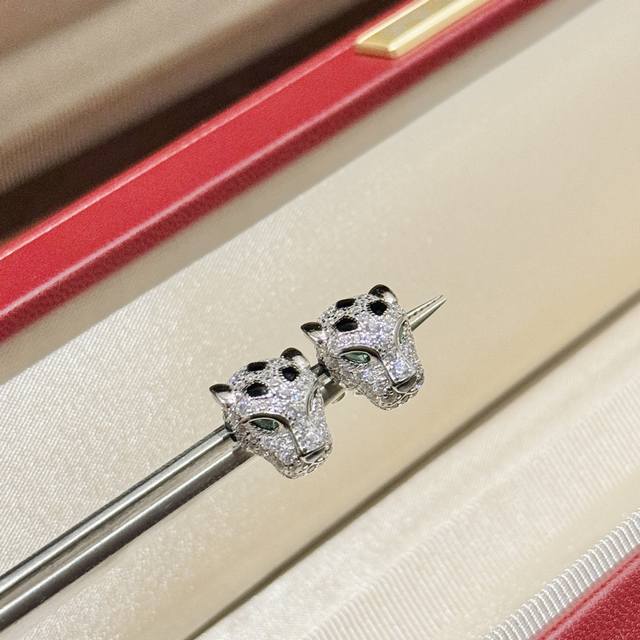 Kajia's new domineering high-end emerald enamel leopard head earrings are made o