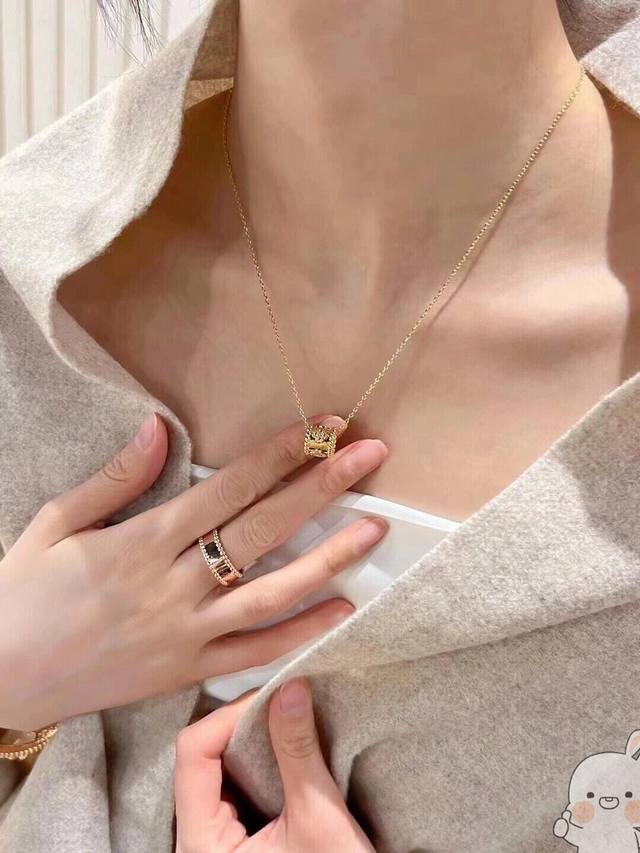 V gold plated Vca kaleidoscope necklace, Vca lovers must not miss this one, retr