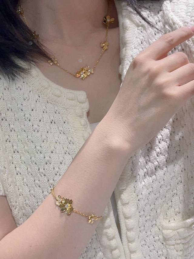 V gold plated Vca Eef&Arpels high-end necklace. The classic full diamond style t