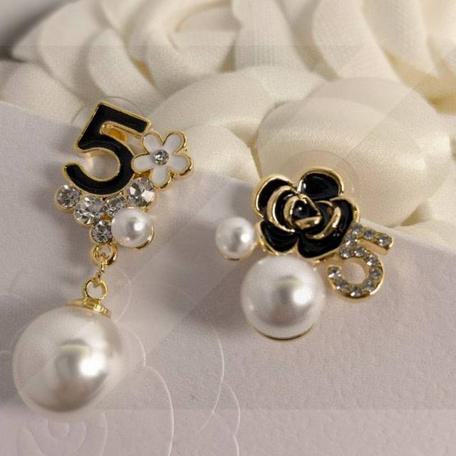 Chanel I really like Chanel's No. 5 letter camellia full of diamond pearl earrin