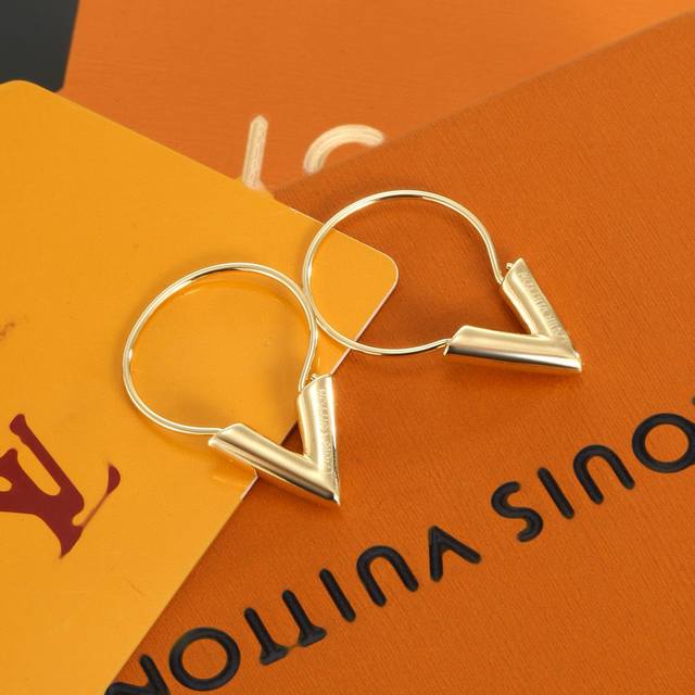 Seiko version of Louis Vuitton earrings upholds exquisite craftsmanship, forgin