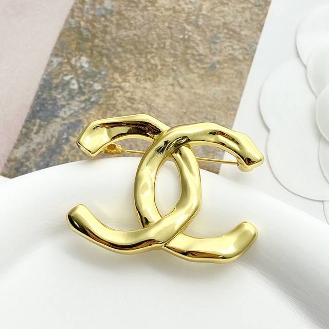 Code A564 Chanel brooch hot-selling model is on sale now. Chan 23 irregular dou