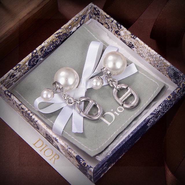 Dior Dior Cd earrings new models are on sale at the counter. They are so beautif