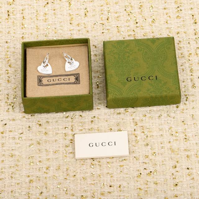 211077 Our heart-shaped stud earrings are a must-have for the ladies. Made of st
