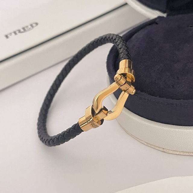 Hot Fred bracelet, smooth rose gold horseshoe buckle bracelet, classic and versa