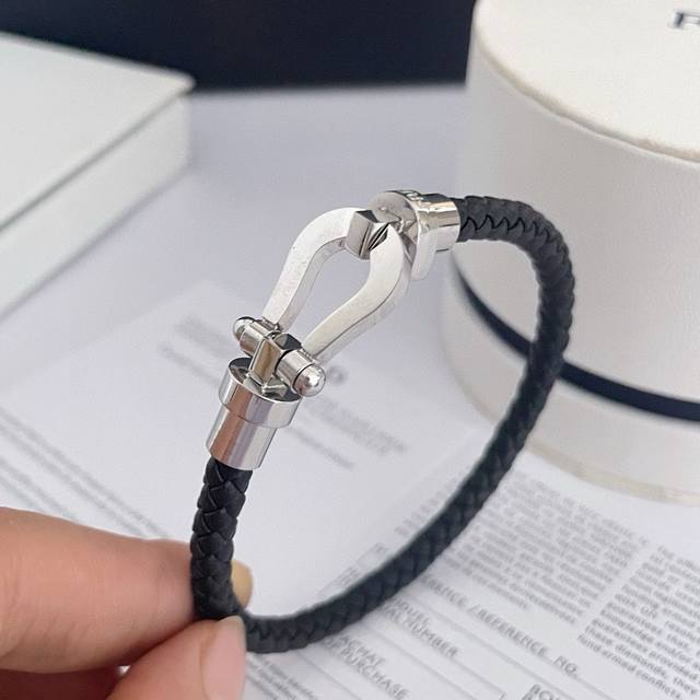 Hot Fred bracelet, smooth horseshoe buckle bracelet, classic and versatile, a mu