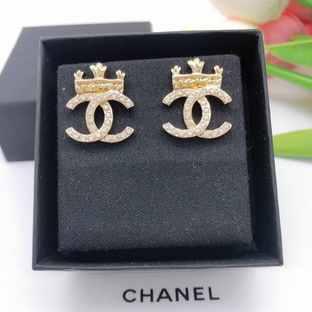 No. Xed0562 New autumn and winter style, small crown earrings, the small detail