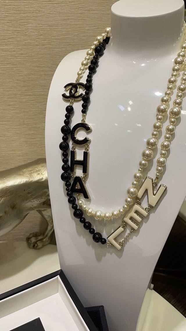No. Xxl0832 22A New black and white color enamel letter pearl double C color ma