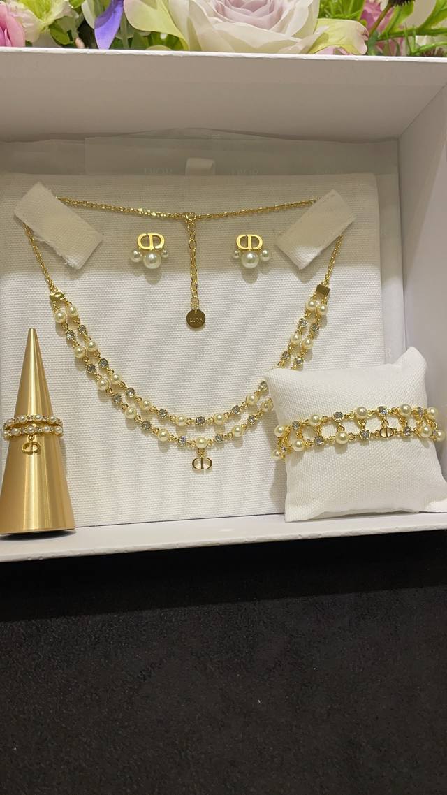 No. Dsl0185 Bracelet No. Dxl0043 Necklace No. Ded0633 Earrings Dio* Latest doub