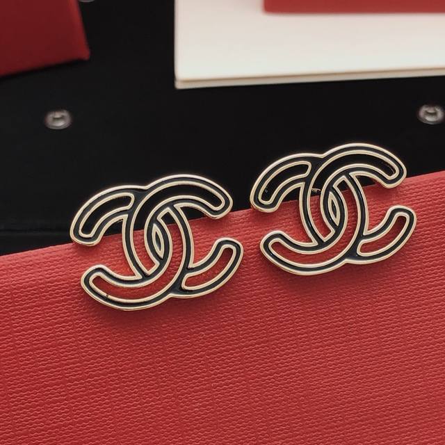 No.Xed0099 Ch*Nel latest black double C hollow earrings consistent Zp brass mate