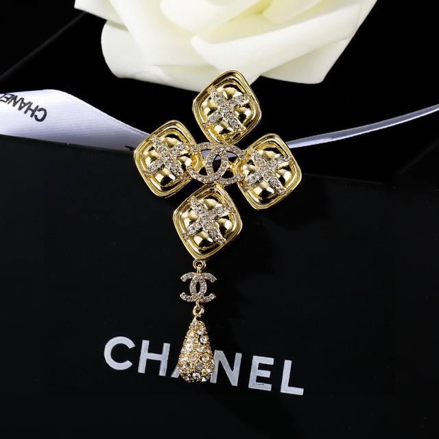 Chanel's new water drop double C brooch is very finely crafted in every detail.