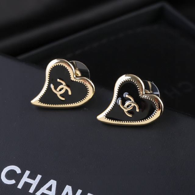 Xiaoxiang's new heart earrings are so beautiful! The new earrings are a must-ha