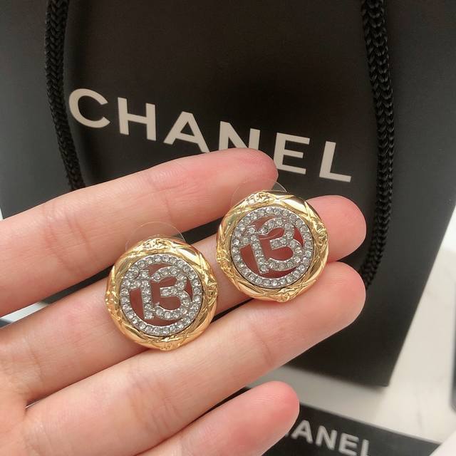 Chanel's new earrings are hot-selling models. New models are available at the s