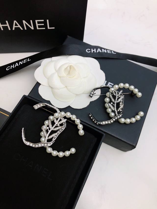 Chanel Double C Two-color Brooch This design is really full of design and nobil