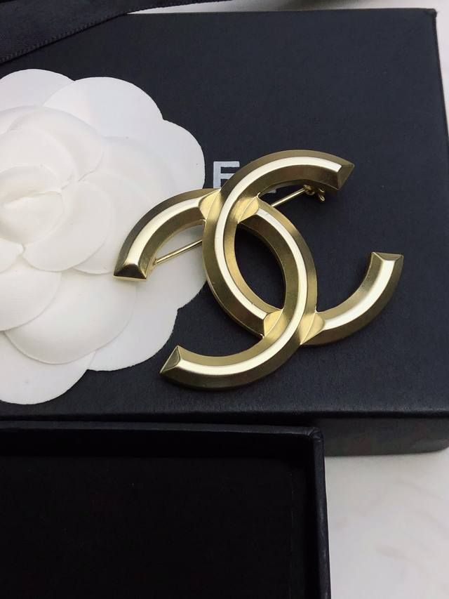 Chanel classic brooch real details presented on the official website homepage n