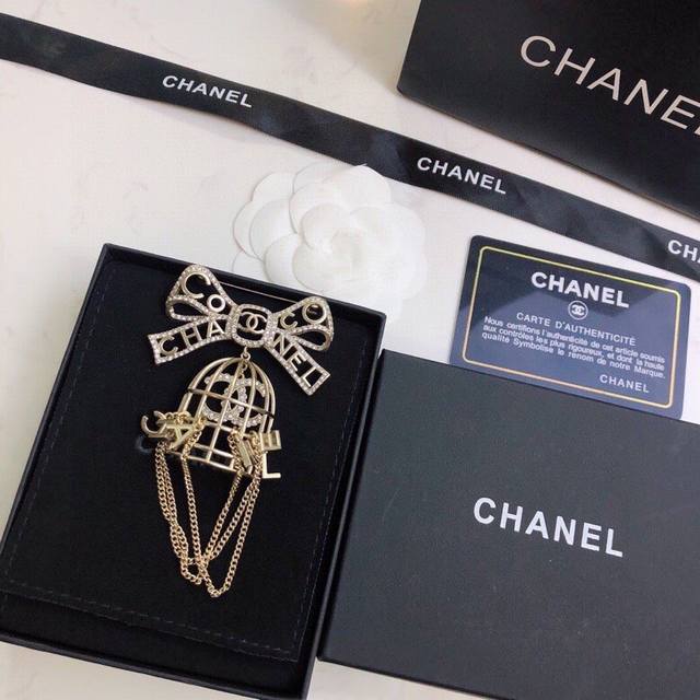Chanel's new brooch tassel brooch is out. Original material. New styles are ava