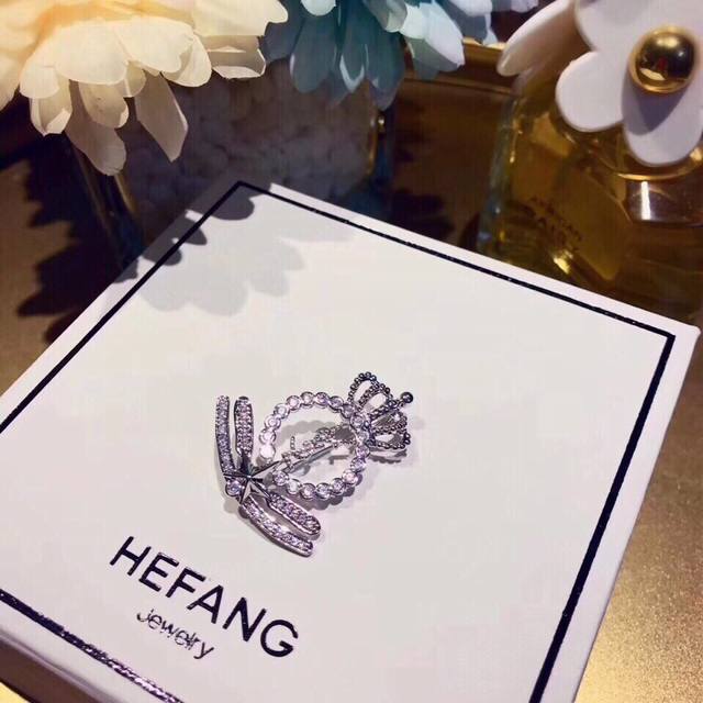 Chanel The latest Chanel brooch is now available at Chanel counters. The brooch