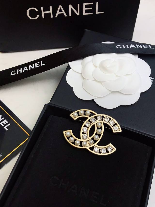 Chanel Chanel's new early spring brooch is a fashionable accessory. The style is