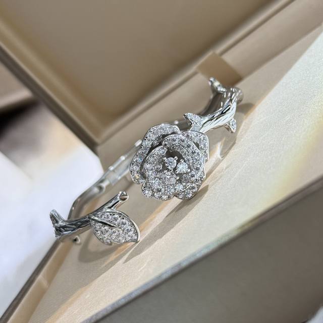 A3664 The new Rose Vine bracelet from D features a blooming rose bud, a promise