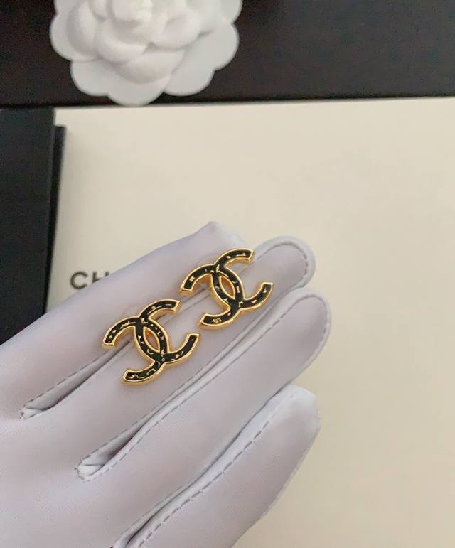 Ch*Nel Latest black gold rim Cc earrings consistent Zp brass material DDD
