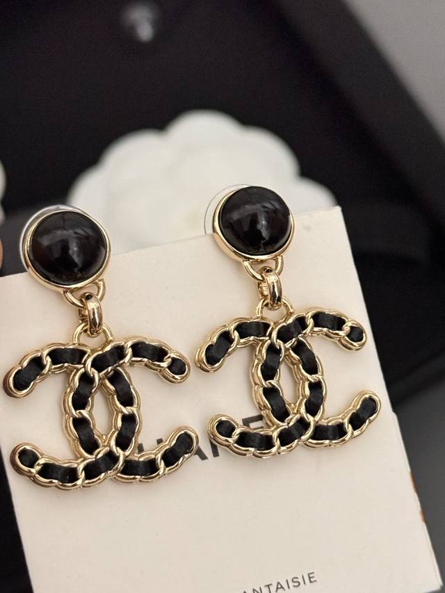 Ch*Nel Latest black leather earrings consistent Zp brass material DDD