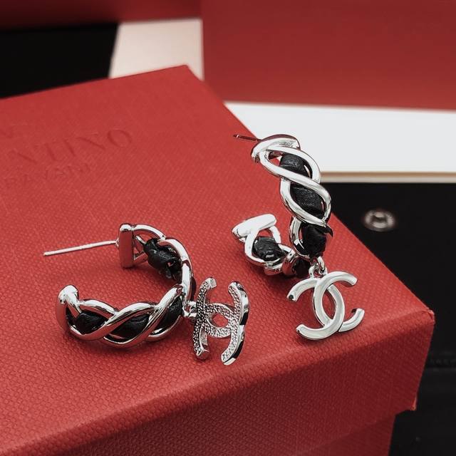 No.Xed0168 Ch*Nel latest leather ear hook consistent Zp brass material DDD