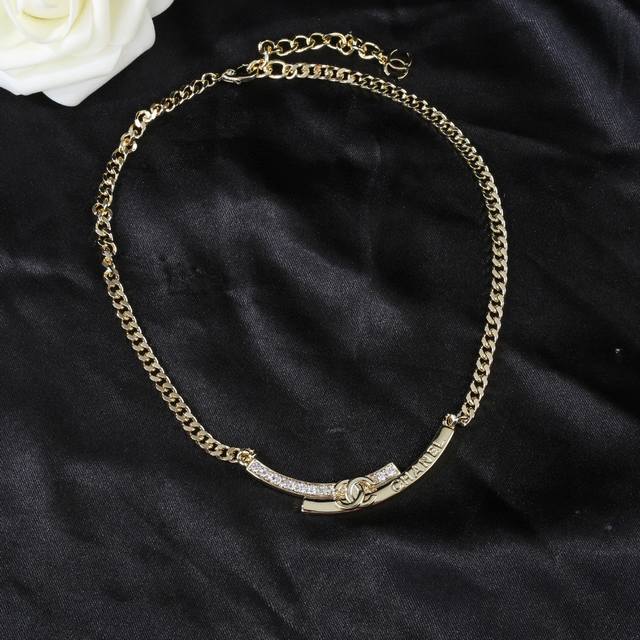 Chanel Chanel's new double C necklace is a hot-selling model. It is available at