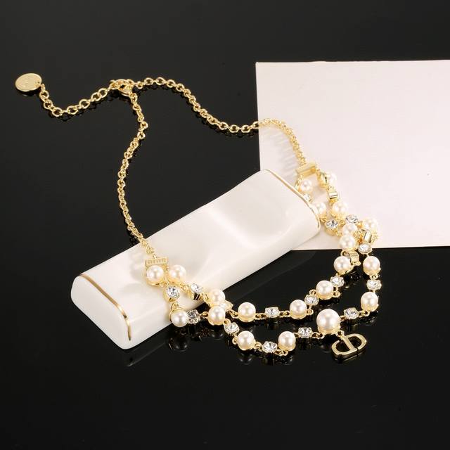 Dior double-layer necklace is exquisite and elegant. The gold-finished metal ch