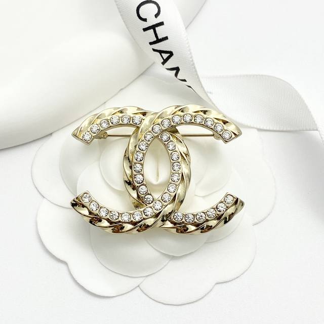 Code A569 Chanel brooch hot-selling model is now on sale Chan 23 full diamond r