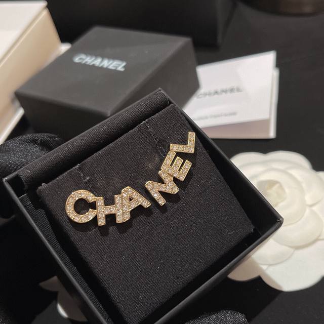 Number Xed0004 Zp version Chanel double C letter earrings are elegant and genero