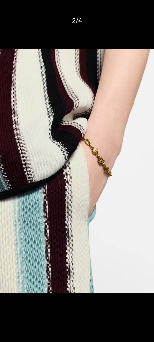 Lv Sailor bracelet uses shiny metal to present a distressed effect, and uses cha