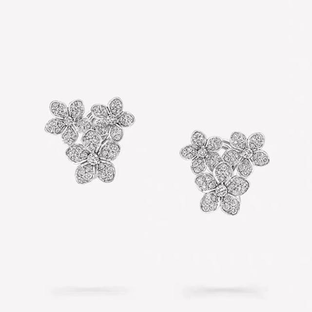 Graff Earrings flagship store launches the latest three-flower earrings with per