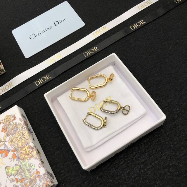 Dior Dior earrings are made of brass, a popular model, and are designed to be un