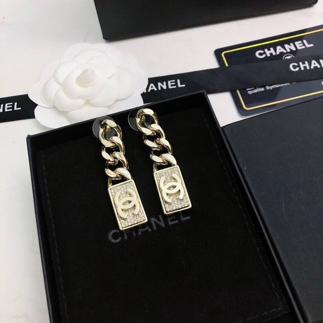 Wang Yibo's same earrings in the poster Chanel Chanel's latest earrings Europea