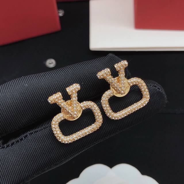 No.Ved0052 Valentino earrings inlaid with diamonds DDD