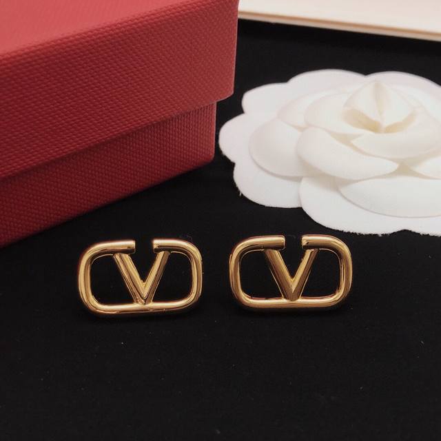 No.Ved0023 Valentino earrings V-shaped glossy mini DDD