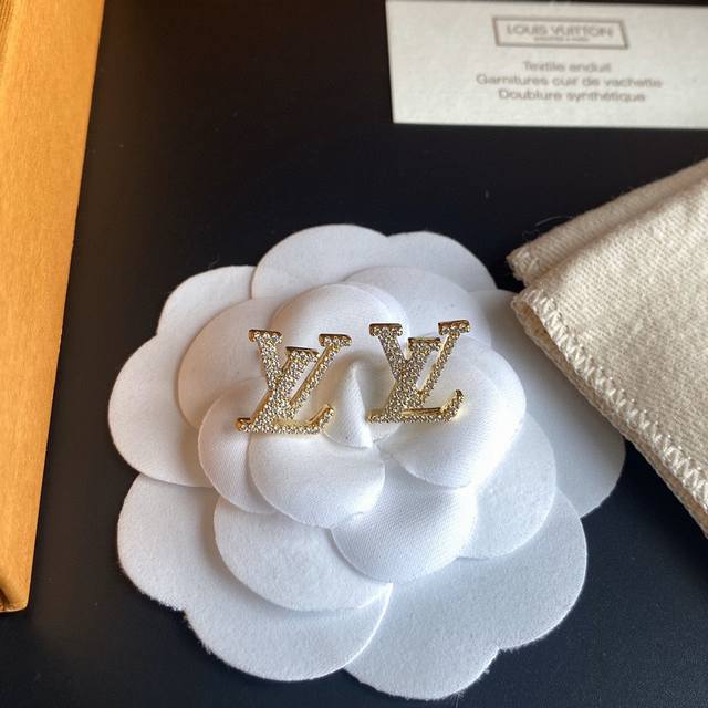 Seiko version Louis Vuitton Lv crystal diamond letter earrings electroplated wi
