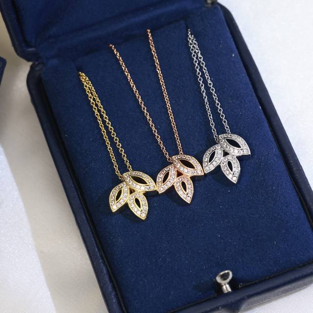 Harry Winston necklace Harry Wins Ton. The Lily Cluster series has a series of
