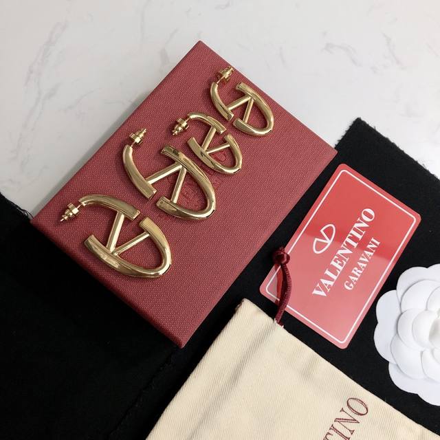 Valentino Valentino earrings are a big hit online. Simple and stylish. All-match
