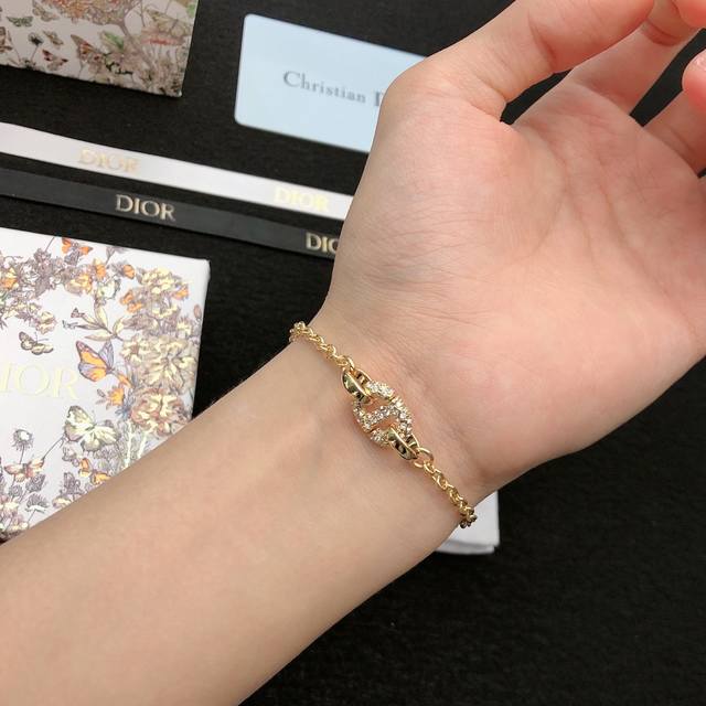 Dior Dior bracelet new model is beautiful, simple, stylish, generous, low-key, l
