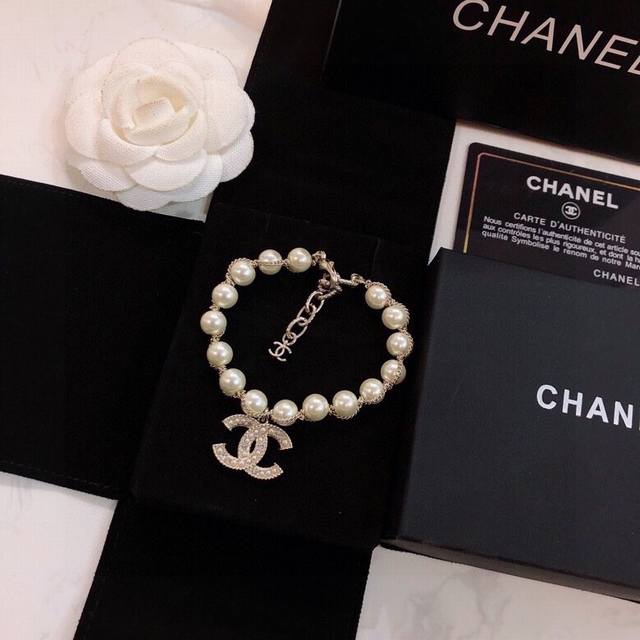 Chanel Chanel's hot-selling model, a big brand, exquisite bracelet, double C dou