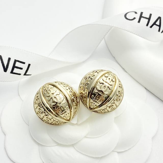 Today's new model code E3096 0237825 Chanel earrings are hot-selling and new. C